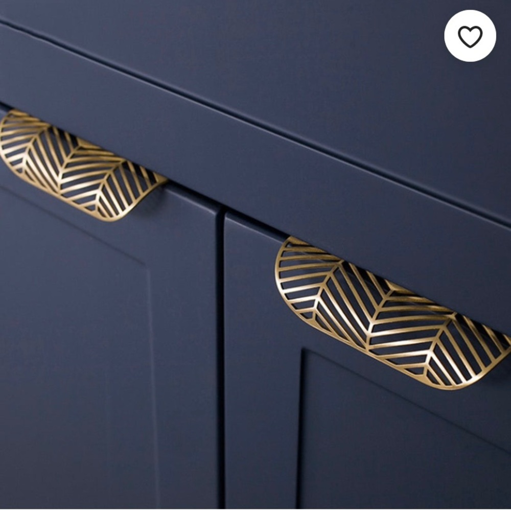 Brass cabinet handles in leaf pattern (pack of 2)